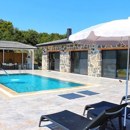 فيلة Stone House