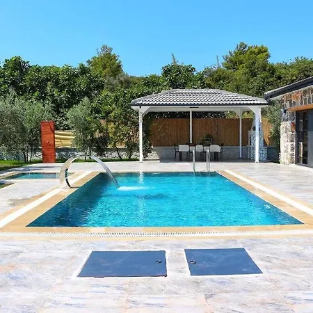 فيلة Stone House *